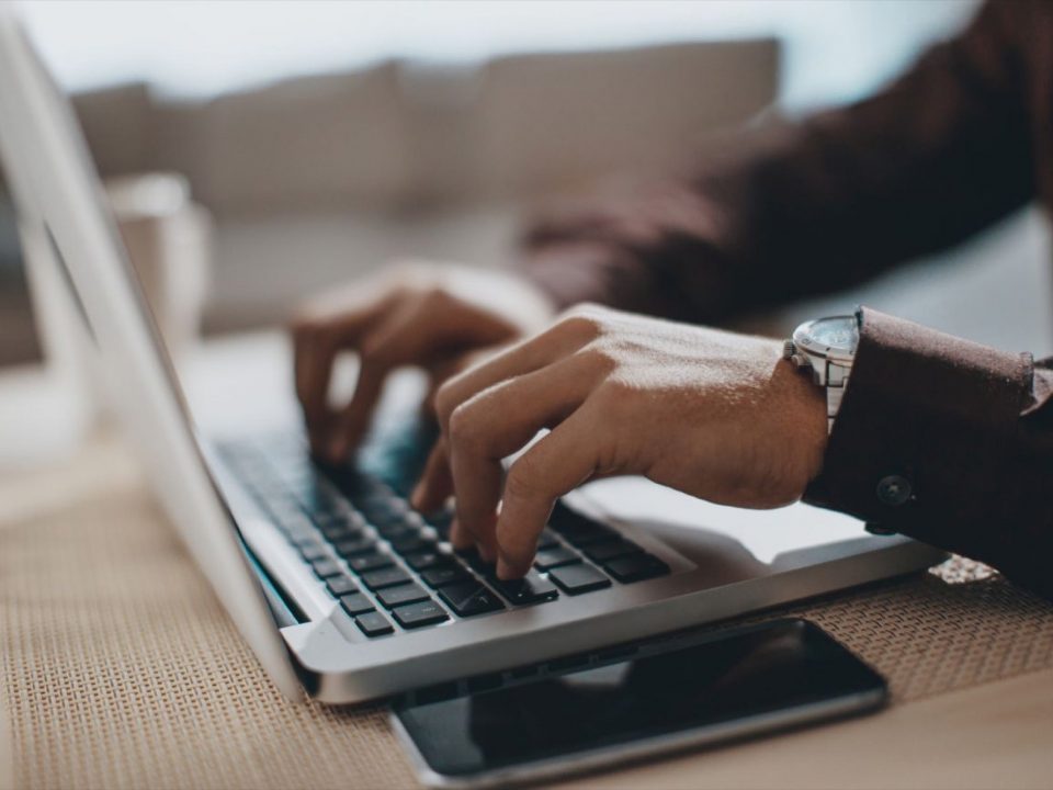 DİA ERP ekranı ve yanında pratik kullanım ipuçlarını temsil eden ampul, kısayol ve kontrol listesi ikonları.