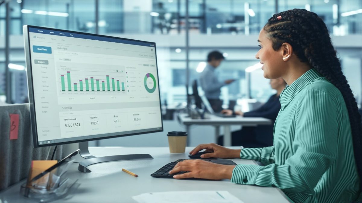 DİA ERP ile e-Fatura ve e-Arşiv süreçlerini otomatikleştiren akış şeması; entegrasyon ve otomasyon ikonları.