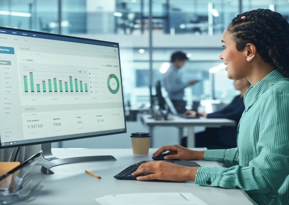 DİA ERP ile e-Fatura ve e-Arşiv süreçlerini otomatikleştiren akış şeması; entegrasyon ve otomasyon ikonları.