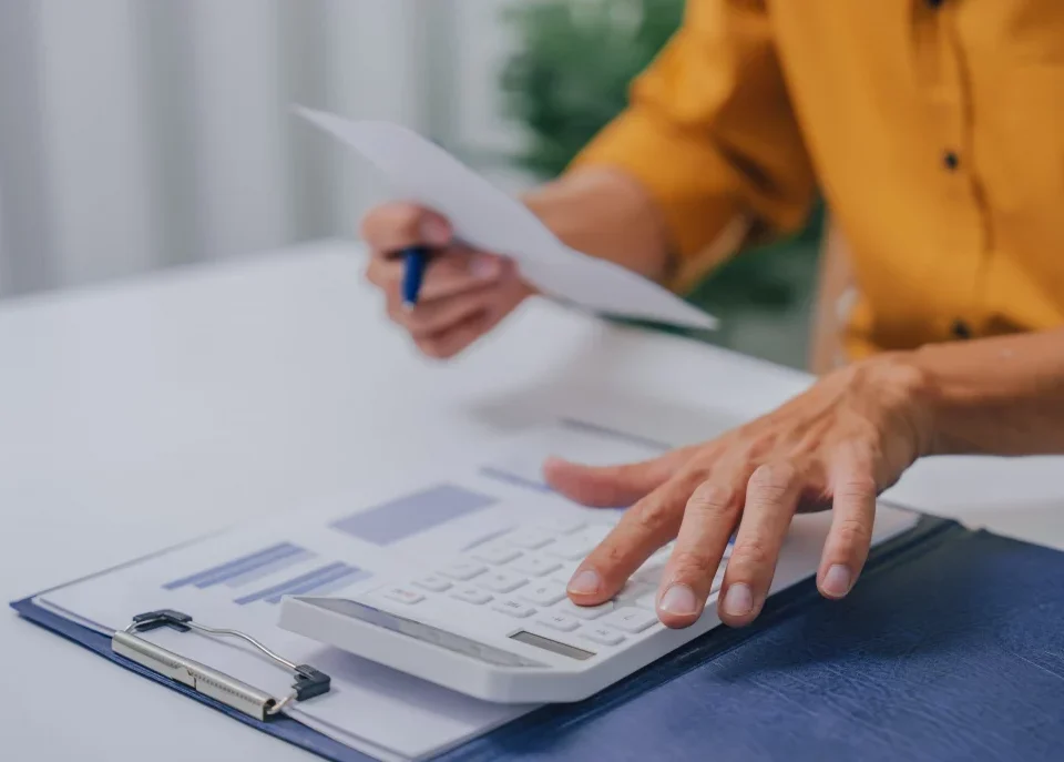 E-Fatura’ya geçişi anlatan adımlar: başvuru, e-imza/mühür, aktivasyon ve kullanım süreci.