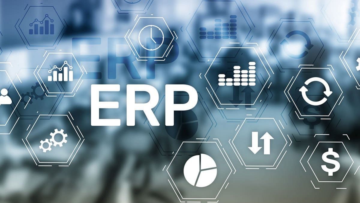 ERP geçiş sürecinde personel eğitimi planını ve adımlarını anlatan bilgilendirici görsel